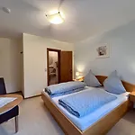 Gasthuis Gaestehaus Im Oberdorf Erden